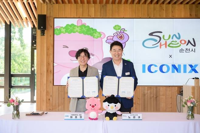 노관규 시장과 최종일 ㈜아이코닉스 대표가 순천만국가정원 정원워케이션센터에서 IP 기반 문화콘텐츠 산업 활성화를 위한 업무협약을 체결한 후 기념촬영을 하고 있다.