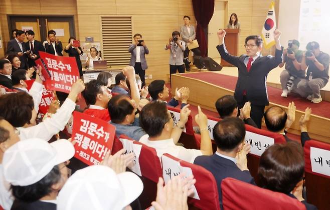 김문수 국민의힘 당대표 후보가 4일 오전 서울 여의도 국회 의원회관에서 열린 투게더포럼 시국 토론회에서 지지자들에게 인사하고 있다. 2025.8.4 뉴시스
