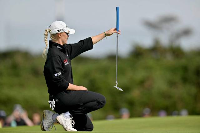 그린을 읽고 있는 찰리 헐. 사진 제공=AFP연합뉴스