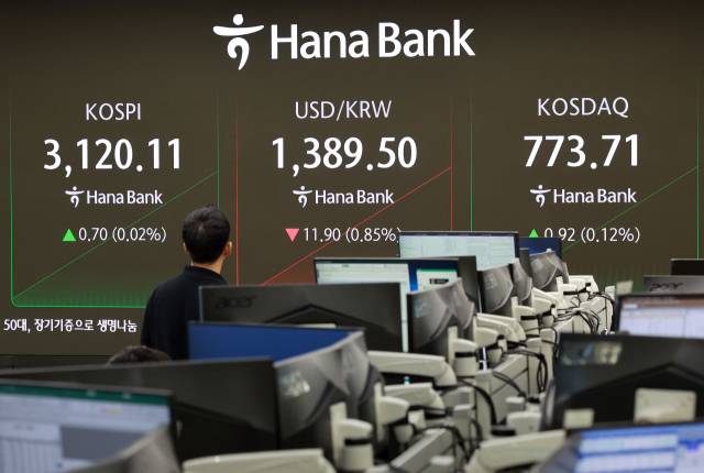 서울 중구 하나은행 본점 딜링룸에서 4일 딜러들이 업무를 보고 있다. 연합뉴스