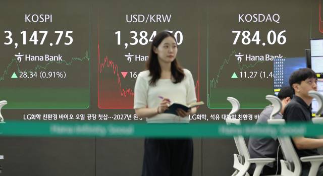4일 서울 중구 하나은행 딜링룸 현황판에 코스피·코스닥 종가가 표시돼있다. 연합뉴스