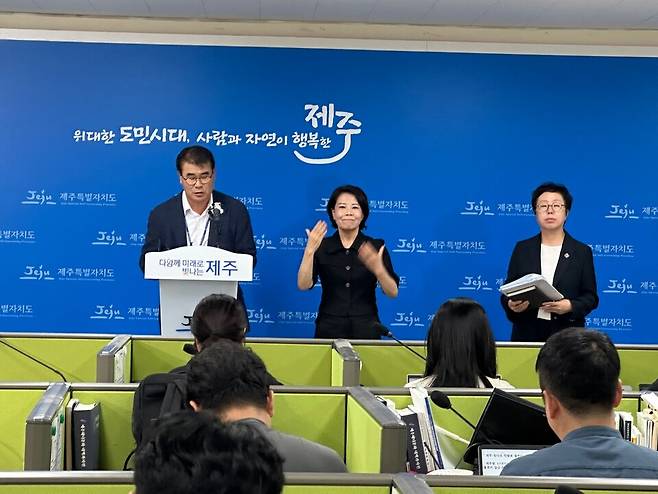 오상필 제주도해양수산국장(맨 왼쪽)이 도청 기자실에서 제주-칭다오 직항로 취항을 발표하고 있다. ⓒ제주도 제공