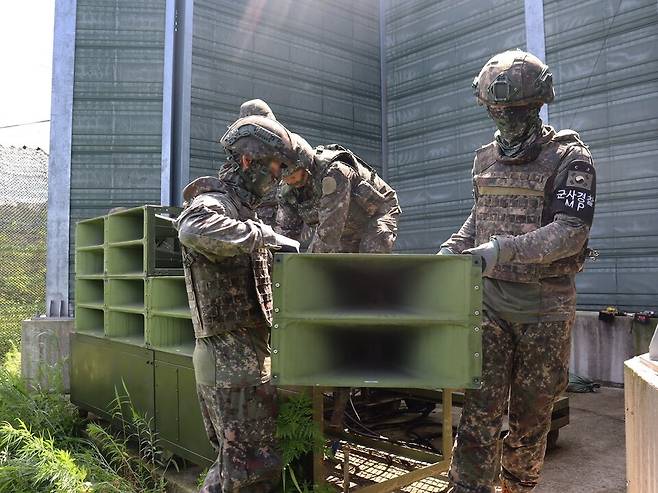 군이 4일 대북 심리전을 위해 전방에 설치한 대북 확성기의 철거에 들어갔다. 사진은 이날 대북 확성기 철거 작업하는 모습 ⓒ연합뉴스