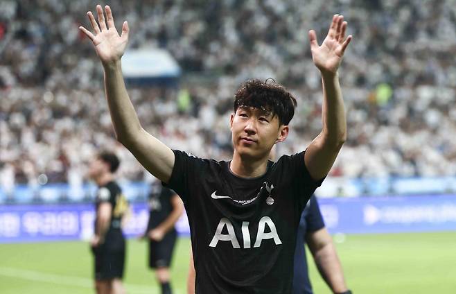 영국 매체 ‘기브 미 스포츠’는 4일(한국시간) “토트넘이 손흥민이 달았던 등번호 7번을 어떤 선수에게 줄지 고민하고 있다”며 “현재로서는 그의 대체자를 찾을 때까지 2025~2026시즌에는 비워둘 가능성이 크다”고 밝혔다. 상암｜뉴시스