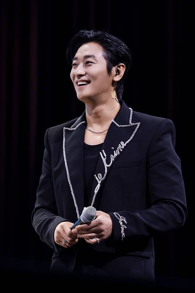 배우 주지훈이 지난 2일 필리핀 마닐라 뉴포트 퍼포밍 아트 씨어터에서 열린 ‘2025 주지훈 아시아투어-JUNIVERSE’에 등장해 팬들과 교감하고 있다. 사진 블리츠웨이스튜디오