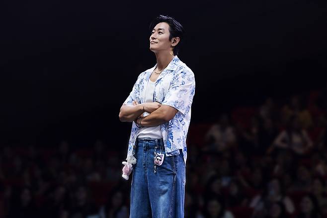 배우 주지훈이 지난 2일 필리핀 마닐라 뉴포트 퍼포밍 아트 씨어터에서 열린 ‘2025 주지훈 아시아투어-JUNIVERSE’에 등장해 팬들과 교감하고 있다. 사진 블리츠웨이스튜디오