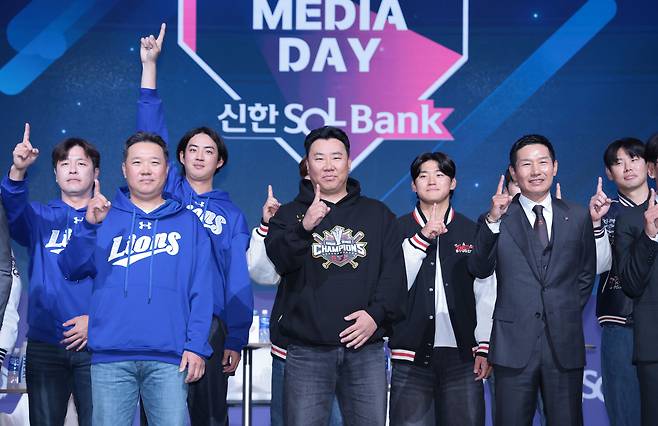 지난 3월20일 프로야구 개막 미디어데이. 박진만 삼성, 이범호 KIA, 염경엽 LG 감독(왼쪽부터) 등 지난해 3강 사령탑이 검지를 들어보이고 있다. 연합뉴스
