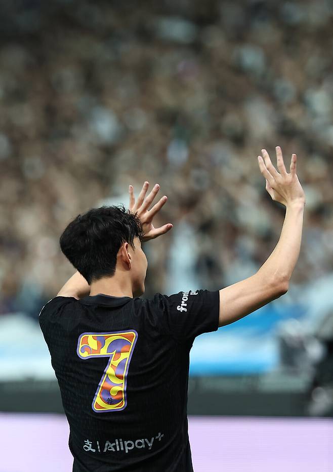 ▲ 손흥민은 경기가 열리기 전 "팀을 떠나게 됐다"는 말로 커리어의 전부였던 토트넘과 결별을 알렸다. 언젠가 다가올 날이었다. 손흥민도 "모든 건 작별할 시기가 있다. 지금이 좋은 시기라고 본다"라는 말로 회자정리를 받아들였다. ⓒ연합뉴스