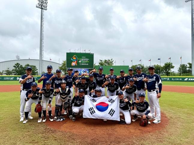 대한민국 유소년 야구 국가대표팀(U-12)이 기념사진을 찍고 있다. /사진=대한야구소프트볼협회 제공