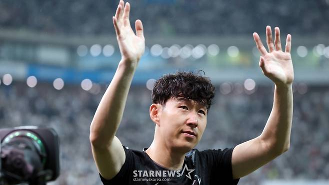 토트넘 손흥민이 3일 서울월드컵경기장에서 열린 '2025 쿠팡플레이시리즈 토트넘 홋스퍼와 뉴캐슬 유나이티드 경기를 마무리 한후 그라운드를 돌며 인사를 하고 있다. /사진=강영조 선임기자