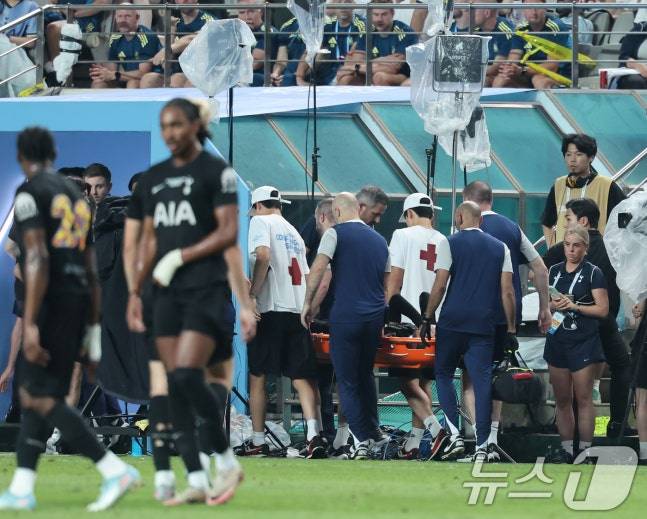 3일 오후 서울 마포구 서울월드컵경기장에서 열린 쿠팡플레이 시리즈 토트넘 홋스퍼와 뉴캐슬 유나이티드의 경기 후반전, 토트넘 제임스 메디슨이 부상으로 들것에 실려 나가고 있다. /사진=뉴스1
