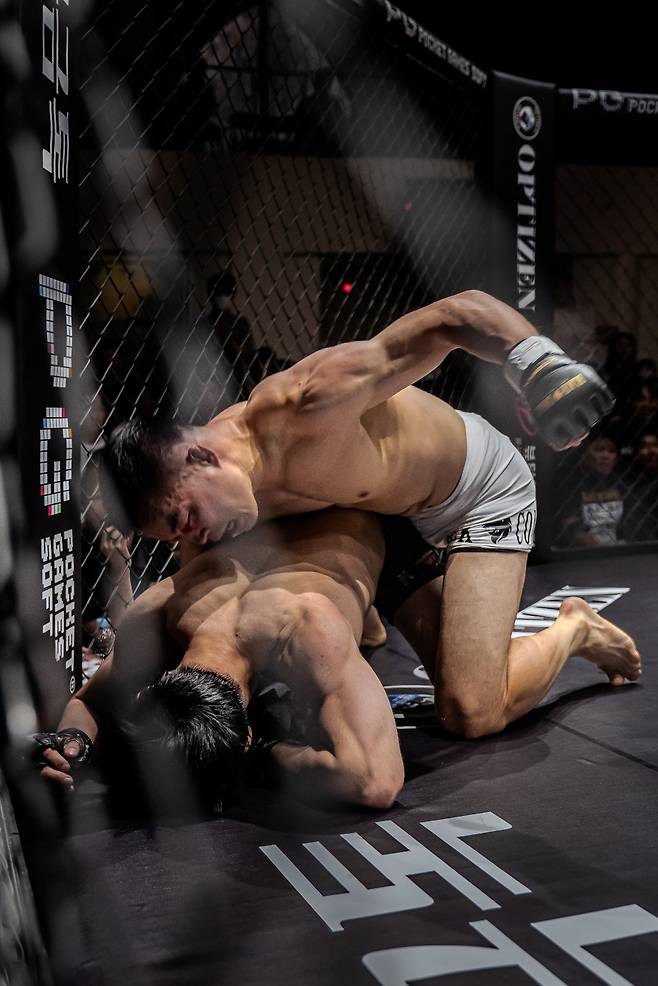 남의철(오른쪽)이 파운딩을 시도하고 있다. /사진=KMMA 제공