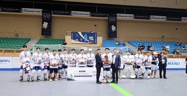 김경석(앞줄 왼쪽) 대한롤러스포츠연맹 회장이 제20회 아시아롤러스케이팅선수권대회에서 메달을 따낸 대표팀 선수들을 격려하고 있다. /사진=대한롤러스포츠연맹 제공