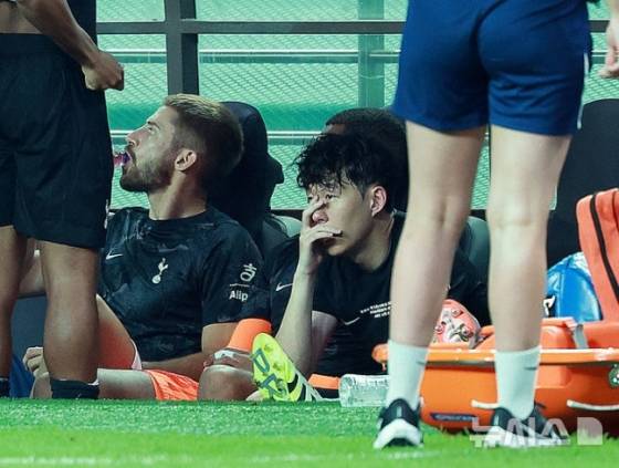 3일 오후 서울 마포구 서울월드컵경기장에 열린 2025 쿠팡플레이시리즈 뉴캐슬 유나이티드와 토트넘 홋스퍼의 경기 후반전에서 교체된 토트넘 손흥민이 벤치에 앉아 있다. /사진=뉴시스