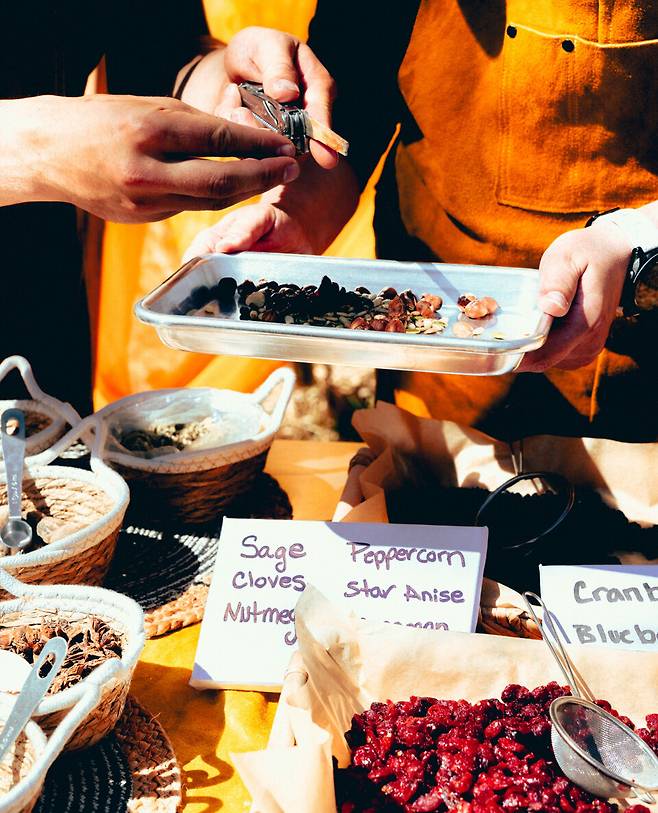 와사가밍의 터틀 빌리지(Turtle Village)에서는 모닥불에 간식을 구워 먹는 원주민 체험을 해 볼 수 있다