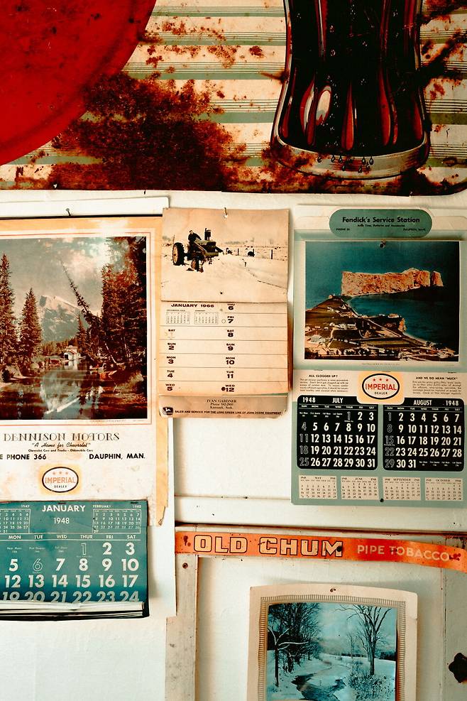 잡화점에는 오래된 소품들이 진열돼 있다