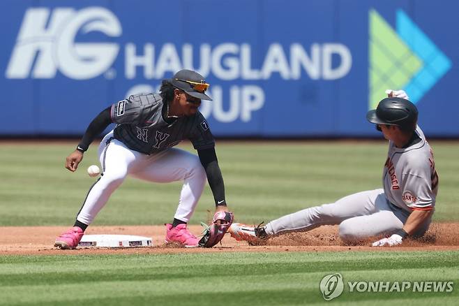 3회 도루에 성공하는 이정후(오른쪽) [로이터=연합뉴스] Mandatory Credit: Vincent Carchietta-Imagn Images