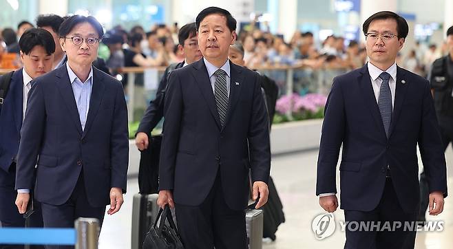 귀국하는 한국 무역협상 대표단 (서울=연합뉴스) 김도훈 기자 = 미국과의 무역협상을 마친 구윤철 경제부총리 겸 기획재정부 장관(가운데), 김정관 산업통상자원부 장관(왼쪽), 여한구 통상교섭본부장 등 한국 무역협상 대표단이 1일 인천국제공항 제2여객터미널을 통해 귀국하고 있다. 2025.8.1 superdoo82@yna.co.kr