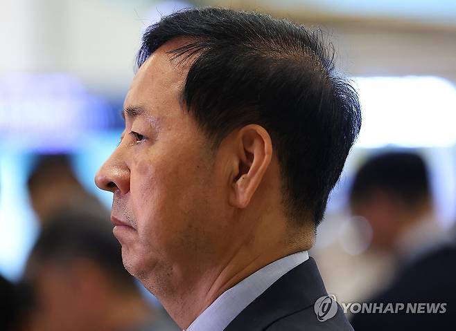 취재진 질문 경청하는 구윤철 부총리 (서울=연합뉴스) 김도훈 기자 = 미국과의 무역협상을 마친 구윤철 경제부총리 겸 기획재정부 장관이 1일 인천국제공항 제2여객터미널을 통해 귀국해 취재진 질문을 경청하고 있다. 2025.8.1 superdoo82@yna.co.kr