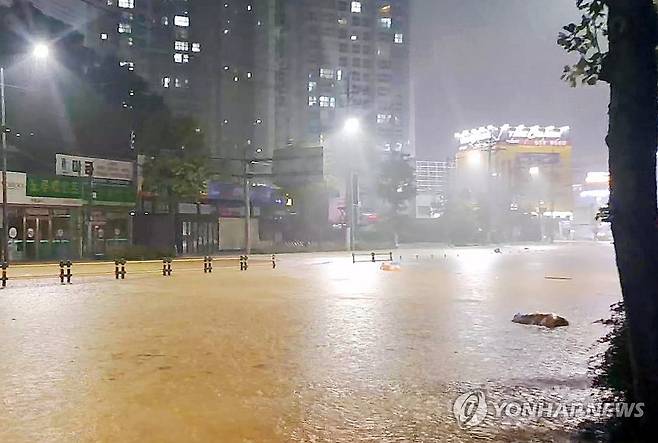빗물에 잠긴 광주 신안동 도로 (광주=연합뉴스) 호우 특보가 발효된 3일 오후 광주 북구 신안동 한 도로가 빗물에 잠겨 있다. 2025.8.3 [독자 제공. 재판매 및 DB 금지] daum@yna.co.kr