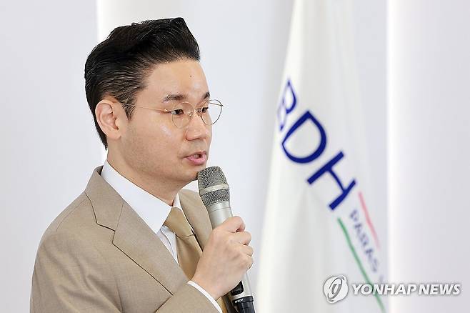 배동현 BDH재단 이사장, IPC 위원장 선거 출마 (서울=연합뉴스) 신현우 기자 = 16일 서울 중구 명동 알로프트호텔에서 배동현 BDH재단 이사장이 국제패럴림픽위원회(IPC) 위원장 선거에 출마한다고 발표하고 있다.
    오는 9월 26∼27일 서울 강남구 그랜드 인터컨티넨탈 서울 파르나스에서 2025 서울 IPC 정기총회가 열리며, 이 총회에서 IPC 차기 집행위원을 뽑는 선거가 함께 진행된다. 2025.6.16 nowwego@yna.co.kr
