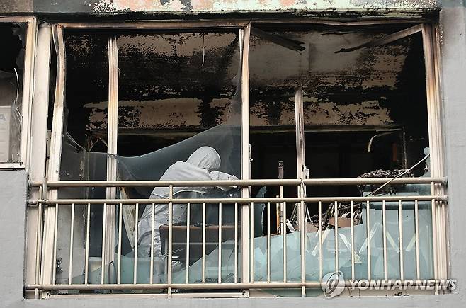 아파트 화재에 합동감식 [연합뉴스 자료사진]