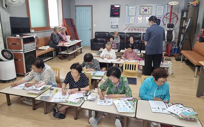 문해교육 마을학교에서 공부 중인 서산 어르신들 [서산시 제공. 재판매 및 DB 금지]