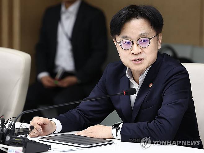모두발언하는 김정관 산업통상자원부 장관 (서울=연합뉴스) 김성민 기자 = 김정관 산업통상자원부 장관이 4일 서울 중구 대한상공회의소에서 열린 '대미 통상 전략 라운드 테이블'에서 모두발언하고 있다.  2025.8.4 ksm7976@yna.co.kr