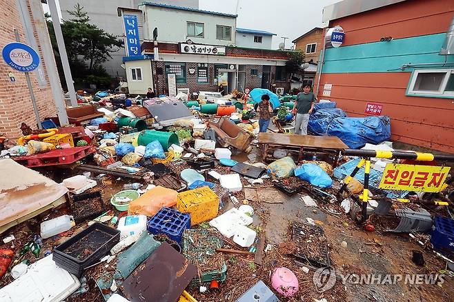 '수해 직격' 함평천지전통시장, 전쟁통 (함평=연합뉴스) 정다움 기자 = 4일 오전 전남 함평군 함평천지전통시장에서 상인들이 수해 복구 작업을 하고 있다. 함평에는 호우 특보가 발효된 전날 하루 동안 170여㎜의 비가 내렸다. 2025.8.4 daum@yna.co.kr