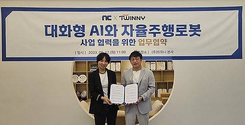 엔씨소프트·트위니, '바르코 LLM' 기술 고도화 업무협약  (서울=연합뉴스) 엔씨소프트는 자율주행 로봇 전문 기업 '트위니'와 업무협약(MOU)을 체결하고, 자체 개발한 인공지능(AI) 언어 모델 '바르코(VARCO) LLM' 기술 고도화에 나선다고 12일 밝혔다. 사진은 대전 유성구 트위니 본사에서 열린 업무 협약식에서 협약 체결 후 기념 촬영하는 이연수 엔씨소프트 NLP 센터장(왼쪽)과 천홍석 트위니 대표. 2023.9.12 [엔씨소프트 제공. 재판매 및 DB 금지]
    photo@yna.co.kr