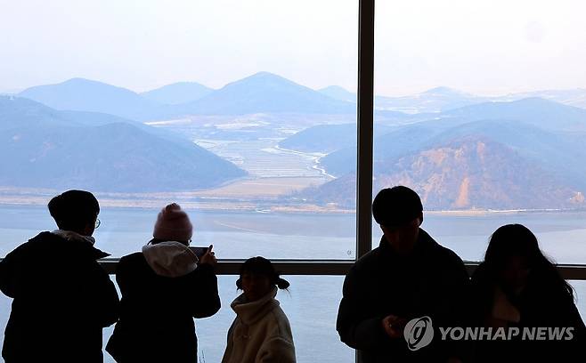 북한 땅 바라보는 관광객들 (김포=연합뉴스) 임순석 기자 = 21일 오후 경기 김포시 애기봉 평화생태공원 조강전망대를 찾은 시민들이 북한 황해도 개풍군을 바라보고 있다. 2024.12.21 soonseok02@yna.co.kr