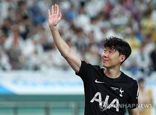 손흥민 '안녕 토트넘' (서울=연합뉴스) 김성민 기자 = 올여름 팀을 떠나기로 한 토트넘 홋스퍼 손흥민이 지난 3일 서울월드컵경기장에서 열린 2025 쿠팡플레이 시리즈 뉴캐슬 유나이티드와의 친선경기가 끝난 뒤 손을 흔들고 있다. 2025.8.4