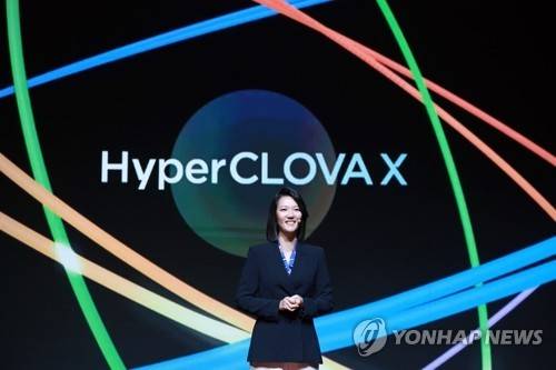 '하이퍼클로바X' 소개하는 최수연 대표이사  (서울=연합뉴스) 최수연 네이버 대표이사가 24일 서울 강남구 그랜드 인터컨티넨탈 서울 파르나스에서 열린 '팀 네이버 콘퍼런스 단(DAN) 2023'에서 초대규모 AI '하이퍼클로바X' 관련 발표를 하고 있다. 2023.8.24 [네이버 제공. 재판매 및 DB 금지]
    photo@yna.co.kr