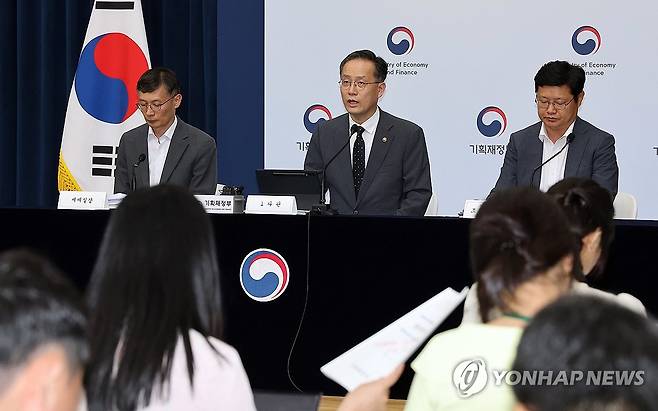 2025년 세제 개편안 상세 브리핑 (세종=연합뉴스) 배재만 기자 = 이형일 기획재정부 1차관이 지난 29일 정부세종청사 민원동 브리핑실에서 2025 세제 개편안 상세 브리핑을 하고 있다. 오른쪽부터 조만희 조세총괄정책관, 이 차관, 박금철 세제실장. 2025.7.31 scoop@yna.co.kr