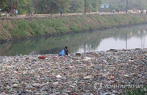 지난해 인도 강변 뒤덮은 플라스틱 쓰레기  [EPA=연합뉴스 자료사진]