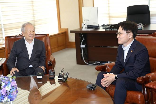 손경식 경총 회장 만난 김정관 장관  [연합뉴스 자료사진]