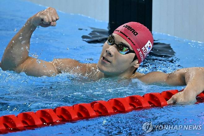 스윔-오프에서 승리하고 주먹을 불끈 쥔 지유찬 [AFP=연합뉴스]