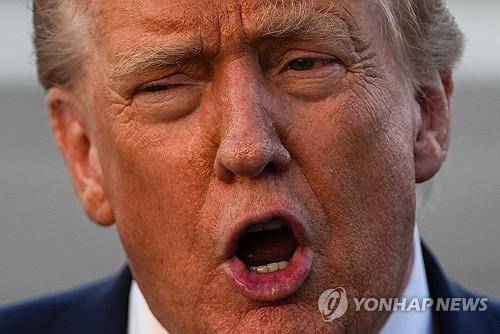도널드 트럼프 미국 대통령 (앨런타운<미국 펜실베이니아주> AP=연합뉴스) 2025년 8월 3일 미국 펜실베이니아주 앨런타운의 리하이밸리 국제공항에서 기자들과 얘기하는 도중에 촬영된 도널드 트럼프 미국 대통령의 모습. (AP Photo/Julia Demaree Nikhinson) 2025.8.4.