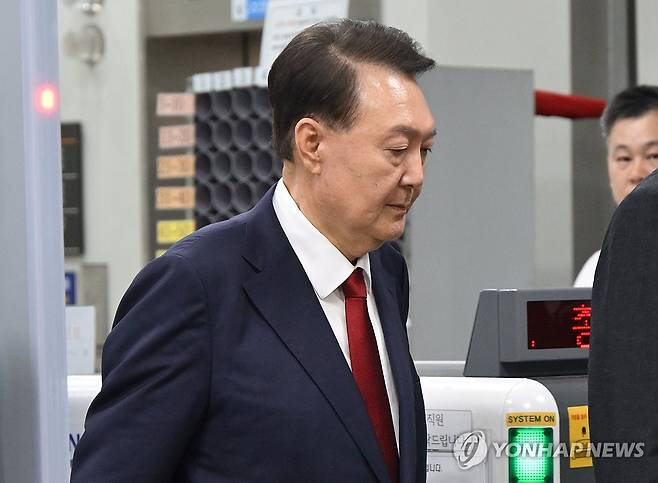 영장실질심사 마친 윤석열 전 대통령 (서울=연합뉴스) 12.3 비상계엄 사태 관련 내란 혐의를 받는 윤석열 전 대통령이 9일 서울 서초구 서울중앙지방법원에서 구속 전 피의자 심문(영장실질심사)을 마치고 법원을 나서고 있다. 2025.7.9 [사진공동취재단] photo@yna.co.kr