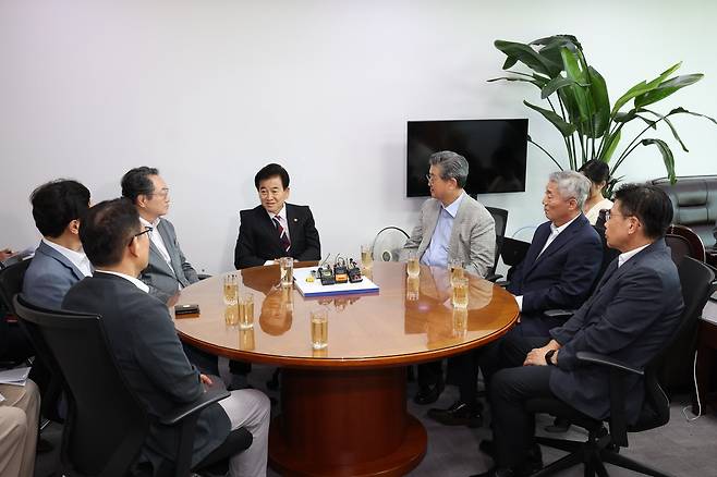 정동영 통일부 장관, 남북협력민간단체협의회 면담 (서울=연합뉴스) 정동영 통일부 장관은 4일 국회의원회관에서 남북협력민간단체협의회(북민협) 회장단과 면담을 가졌다. 2025.8.4 [통일부 제공]