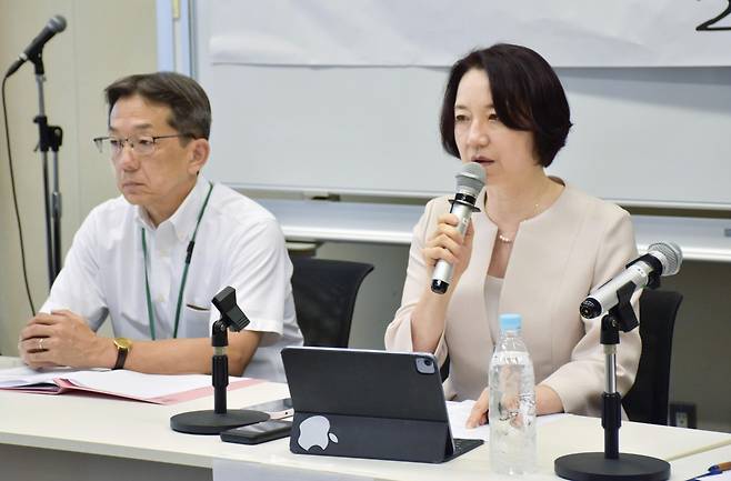 주간지 칼럼에 항의하는 재일교포 작가 후카자와 우시오 (도쿄 교도=연합뉴스) 재일교포 작가 후카자와 우시오가 4일 도쿄에서 열린 기자회견에서 주간지 '슈칸신초'의 칼럼에 대해 항의하고 있다.