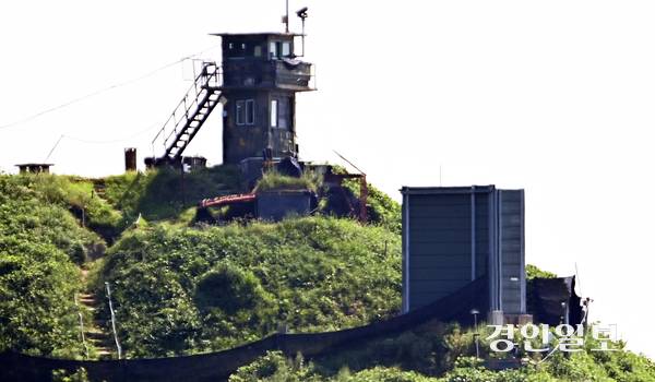 국방부가 지난 4일 대북 심리전을 위해 전방에 설치한 대북 확성기의 철거 작업을 실시한다고 밝혔다. 사진은 파주 접경 지역에 설치된 대북 확성기 가림막 모습. 2025.8.4 /최은성기자 ces7198@kyeongin.com