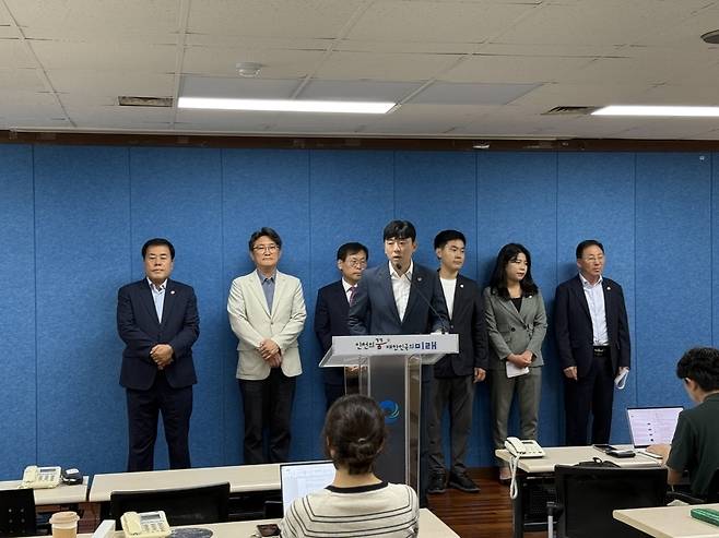 ▲ 신성영(국·중구2) 인천시의원과 중구의원 등은 5일 인천시청 브리핑룸에서 기자회견을 열고 "청라하늘대교 명칭을 철회하고, 재검토하라"고 요구했다. /정슬기 기자 zaa@incheonilbo.com