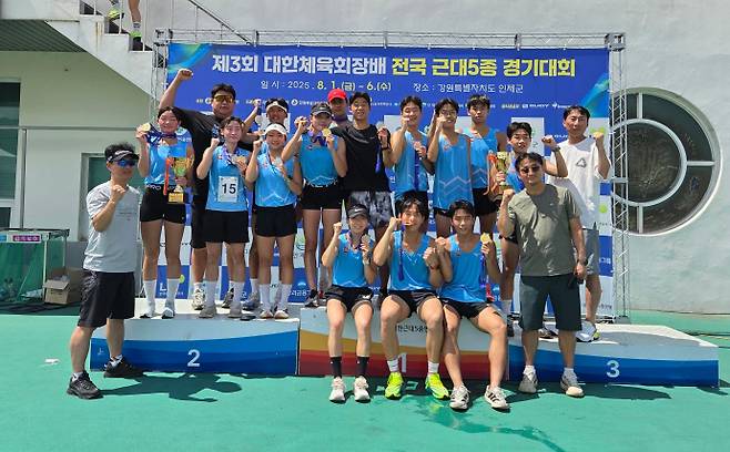 제3회 대한체육회장배 전국 근대5종 경기대회에 출전한 경기체고 선수단이 기념촬영을 하고 있다. 사진=경기체육고등학교