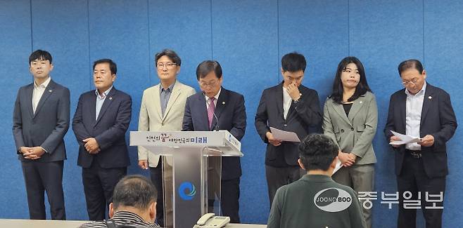 신성영 인천시의원을 비롯한 지역구 정치인 등 7명은 5일 인천시청 브리핑룸에서 제3연륙교 명칭 재검토와 영종·청라 주민 제3연륙교 통행료 전면 무료화를 촉구하는 기자회견을 개최했다. 박예지기자
