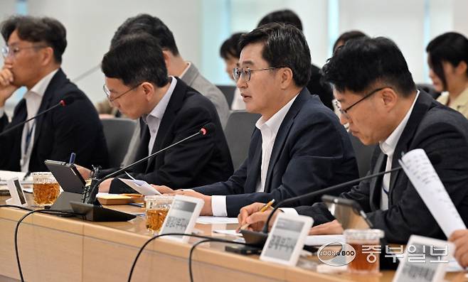 김동연 경기도지사가 5일 오전 수원시 영통구 경기도청 4층 율곡홀에서 경기도 현안 대책회의를 주재하고 호우피해 복구, 미군반환공여지 활용방안, 한미관세 후속지원 등에 관한 모두발언을 하고 있다. 김경민기자