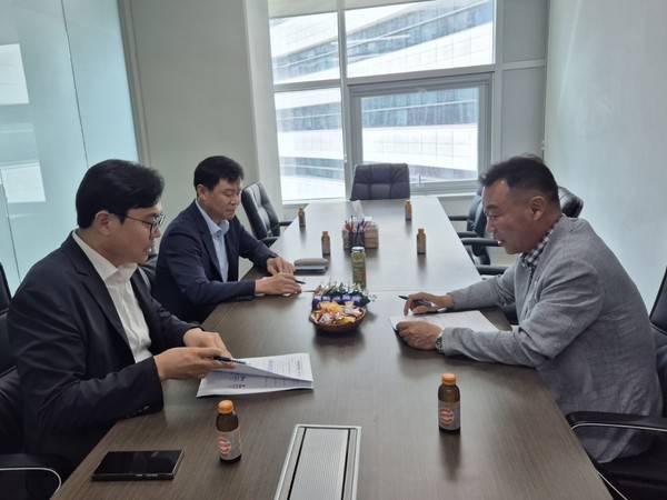4일 경기도의회 이용욱(민주당·파주3)·이용호(국민의힘·비례) 양당 총괄수석부대표와 경기도 박용진 협치수석이 도의회에서 여야정협치위원회 출범 계획을 논의하고 있다. [사진=경기도의회]