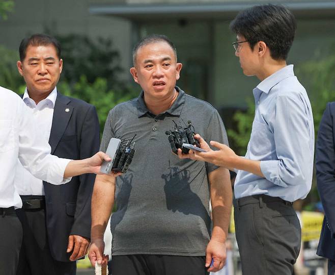 공천개입 의혹을 받는 정치 브로커 명태균씨가 뇌물공여 혐의 피의자 신분으로 조사를 받기 위해 서울 종로구에 위치한 김건희 특검 사무실로 출석하고 있다. [출처=연합뉴스]