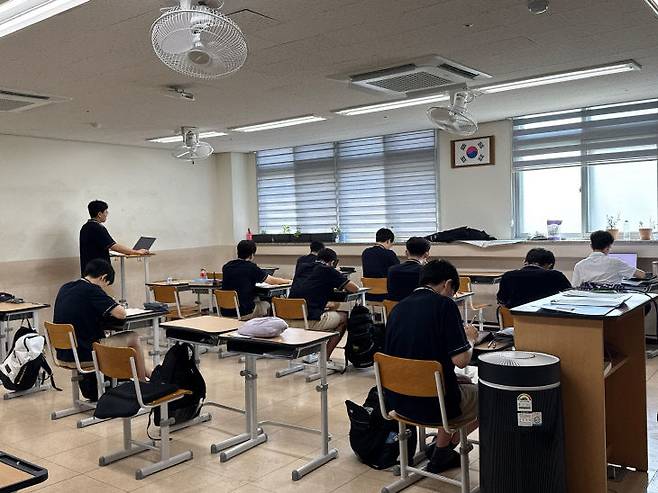 5일 오전 여름방학 중 학교에 나와 자습 중인 대전고 3학년 학생들. 임효인 기자
