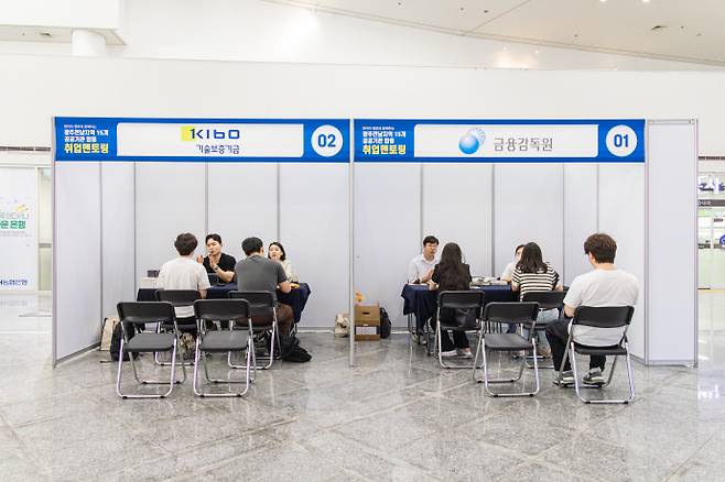 한국은행 광주전남본부, 금융공공기관 합동 취업멘토링' 개최30일 오전 11시께 '금융공공기관 합동 취업멘토링'이 열린 광주광역시청 1층 시민홀에 많은 대학생·취업준비생들이 기업부스를 찾아 채용 관련 설명을 듣고 있는 모습./박준호 기자 bjh@namdonews.com